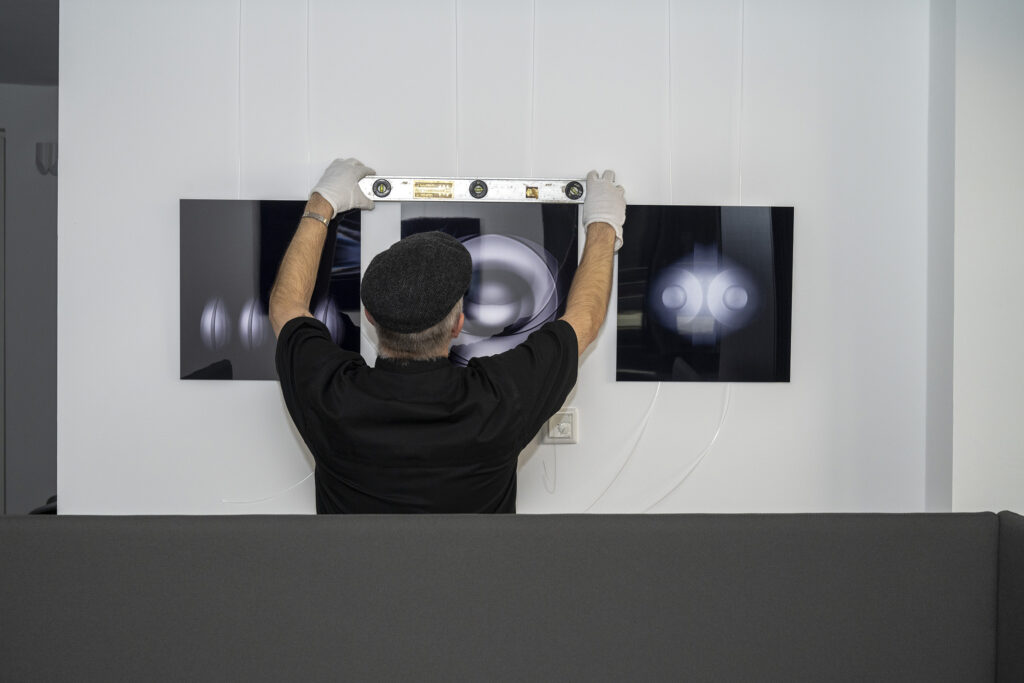 Aufbau der Fotoausstellung Refraktion von Frank Sonnenberg in den Geschäftsräumen des AOV NRW in Dortmund