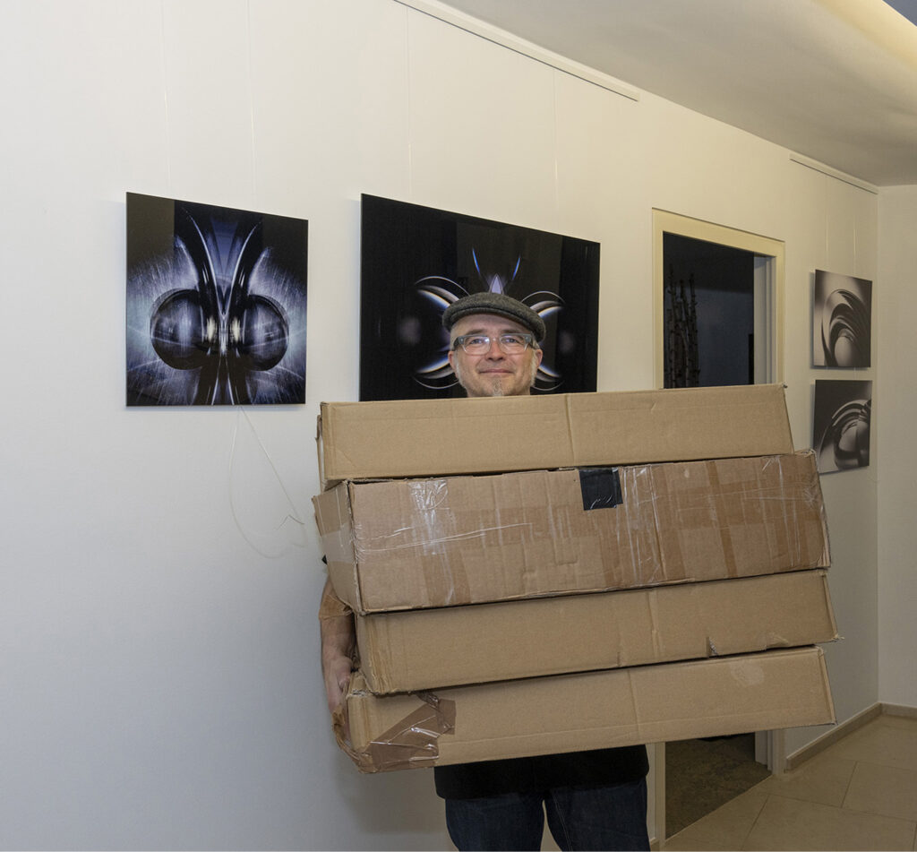 Aufbau der Fotoausstellung Refraktion von Frank Sonnenberg in den Geschäftsräumen des AOV NRW in Dortmund