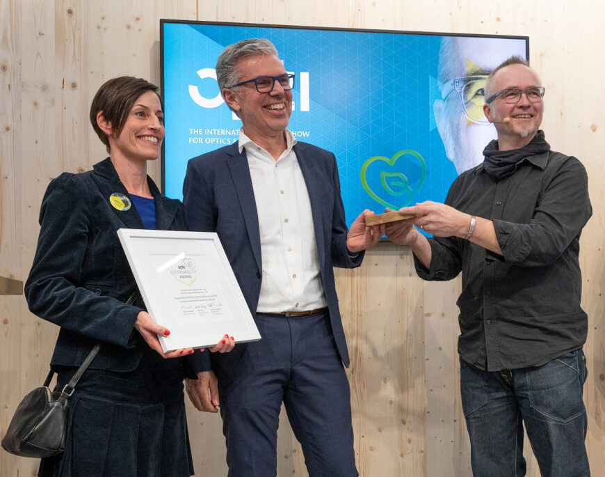 Frank Sonnenberg (l.) übergibt mit Lidia Ricco (GHM) gratuliert dem ersten Sustainability Award Gewinner: Andreas Schmidt von Augenblick Brillen Kontaktlinsen GmbH